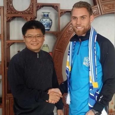 踢足球用英语怎么说