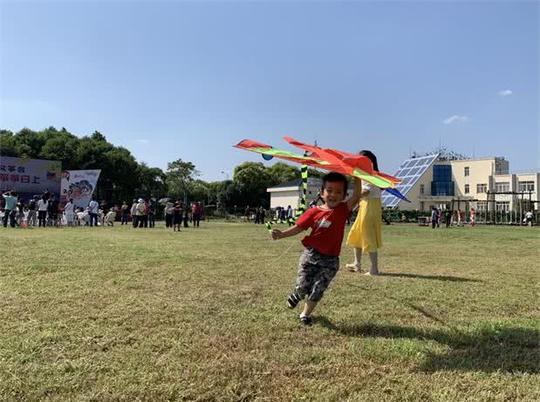 2018上海旅游节第二十一届旅游风筝会暨“公益亲子活动”开幕