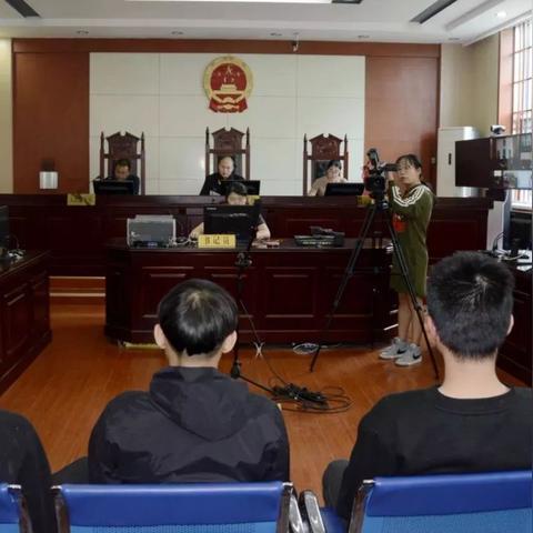 临沂市法院开庭走哪个门