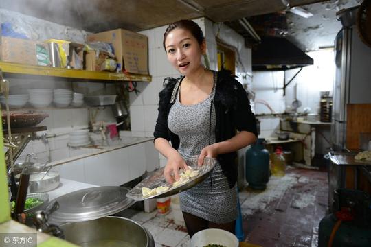 重庆：“包面西施”颜值高、身材好，惹来众人关注，生意颇为红火