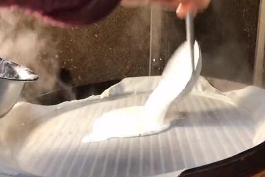 农村大妈自己做凉皮12年，5块钱一张，回头客排成队