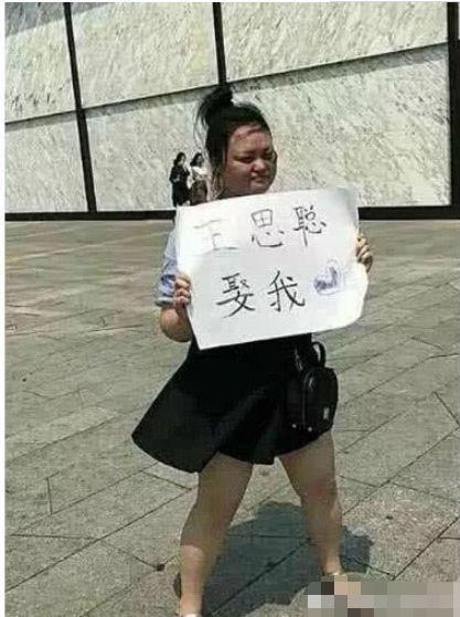 抖音小姐姐“表白”国民老公，看到真容，网友激动直呼：在一起
