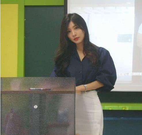 女幼师因高颜值走红，能歌善舞才艺多，网友：把我家孩子也送去！