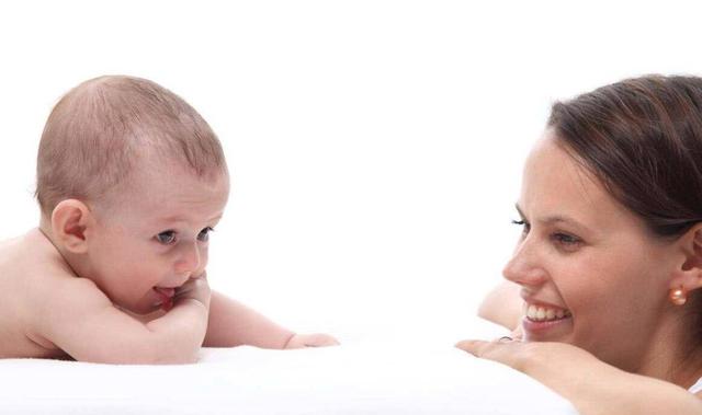 3个月宝宝小手有这些变化 3个月宝宝小手有这些变化