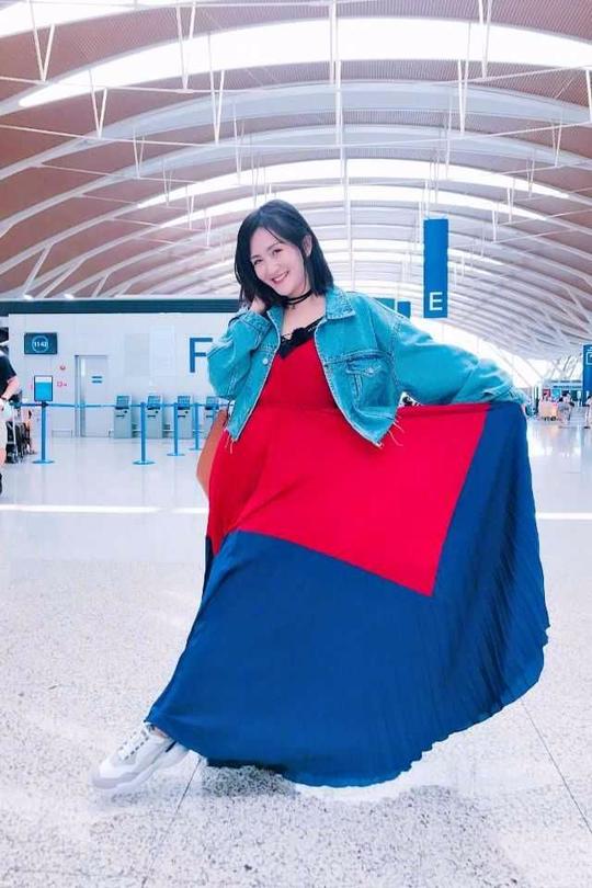 谢娜机场穿长裙很有型，搞怪大笑超开朗，网友：时尚搞笑两不误！