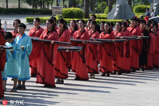 南宁举办国庆孔子文化周穿汉服诵读国学古琴礼乐弹唱