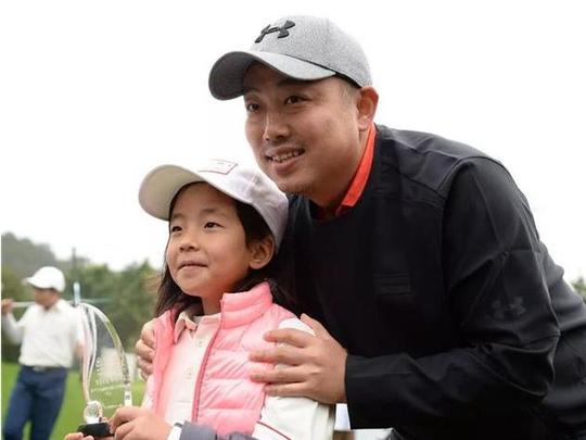 前国乒教练刘国梁现状：老婆创业成女总裁，大女儿已是世界冠军！