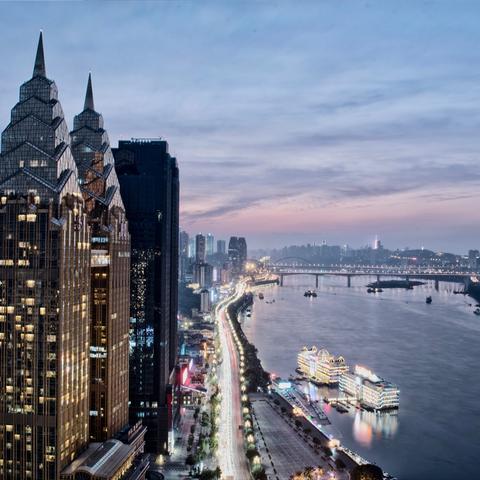 长沙市在重庆的哪个方位