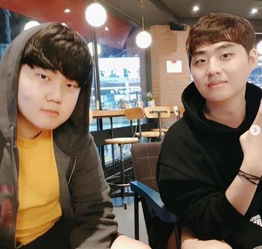 lol：huni假期与skt其他队员重聚faker未出现只有bang捧场？