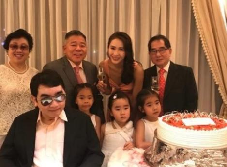 黎姿47岁生日宴办成生意宴，饭后与宾客握手告别，不愧是女老板！
