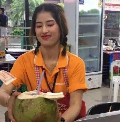 泰国“最美”卖椰子小姐姐走红，笑起来很美，网友：是恋爱的感觉