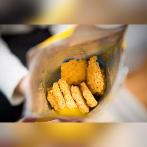 国外女足球运动员犯规的长尾关键词有什么