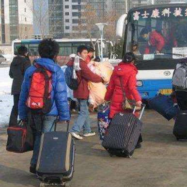 深圳龙华富士康怎么样。去打工一个月赚多少？包吃住吗？