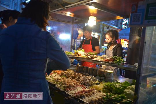 河南：女白领辞高薪工作街头摆摊卖炸串，每天吃穿串剩下的边角料