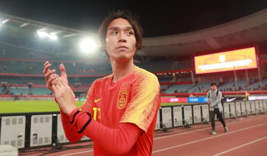 中国魔笛终迎国足首秀！登场3分钟染黄球迷却应该为他点赞