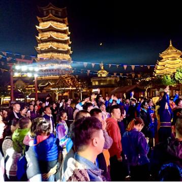 济南方特附近有什么商场？