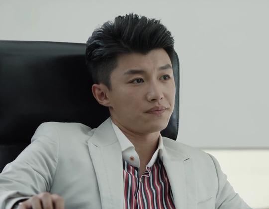 《创业时代》金城少爷服装真是太搞笑了，实力衬托各种款式花衬衫