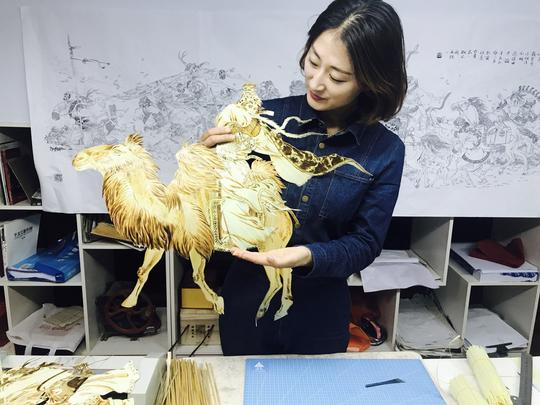 90美女的开挂人生！放弃优渥工作回农村创业，靠麦秸作画年入百万