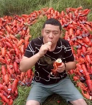 吃播骗局：龙虾是假的，火锅底料是蛋糕做的，网友：还能再假不