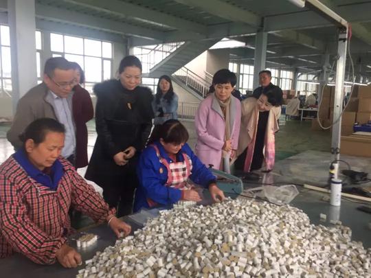 凝聚巾帼力量助力脱贫攻坚——南阳市“巧媳妇”基地系列展示三