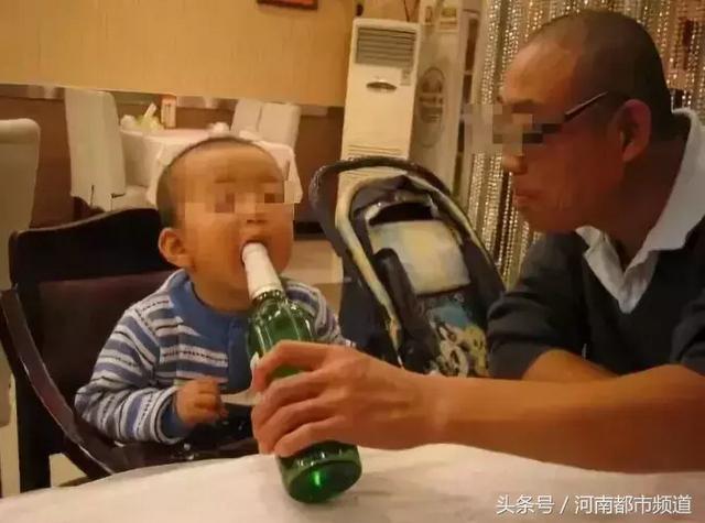 春节别逗孩子蘸酒吃