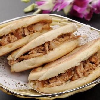 西安回民街上的腊牛肉是怎么做的？