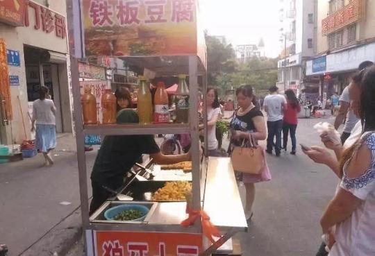 创业｜摆摊卖小吃真的靠谱吗？看看这对夫妻怎么说！