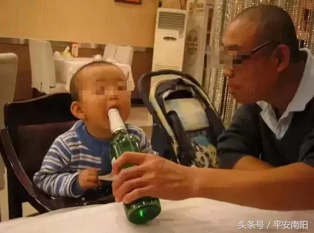 筷子沾酒逗孩子好吗