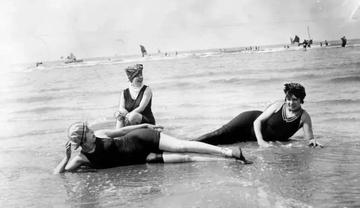 海边涨潮被海水美女冲走搞笑gif动图