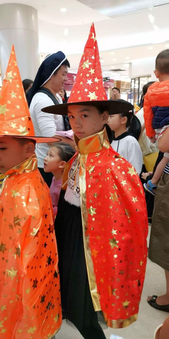 遂溪县全丰中央广场昨晚火爆上演万圣节化妆狂欢之夜
