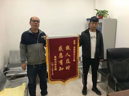 早上路遇两起翻车掉河事故，石家庄这位退伍军人徒手扒泥跳水救人