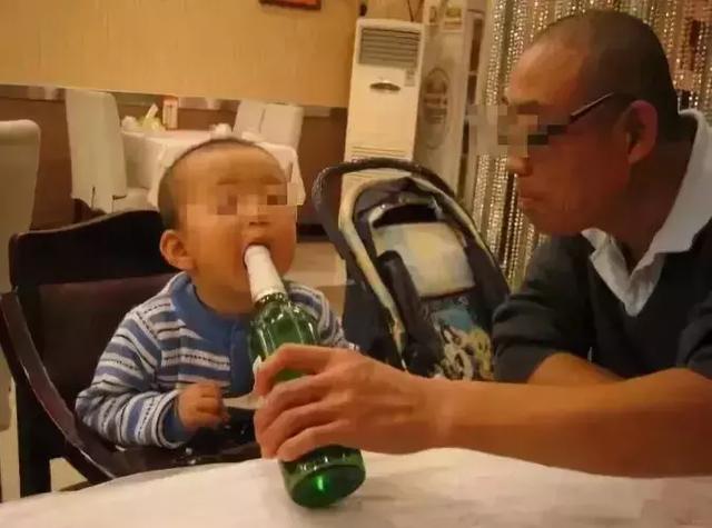 筷子沾酒逗孩子好吗