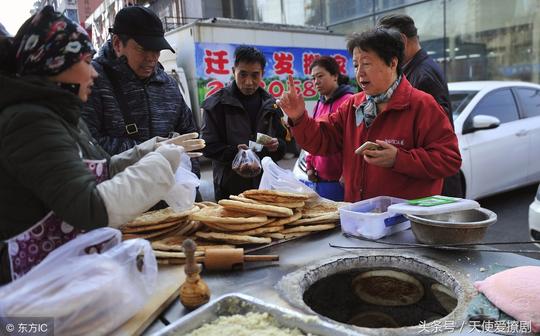 沈阳夫妻街头卖烤馕，一张饼卖3元坚持15年不涨价，每天卖几百张