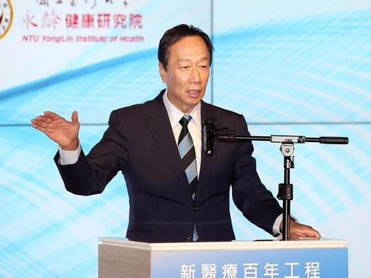 鸿海董事长刘扬伟股东会“处女秀”，郭台铭忙什么？醉心一款马桶