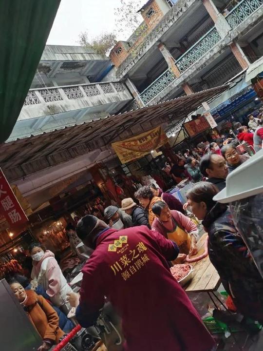 “无腊不欢”！南方腌腊上演抢肉现场，够火爆