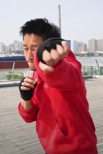 疯狂出拳狂进狂出式GIF动图