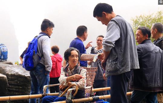 农民轿夫真实生活：每天上下深山台阶，月收3000元，靠体力挣钱