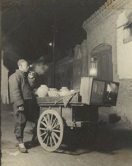 100年前的各种地摊，只要摆摊的地方人流量足够大，就不愁没生意