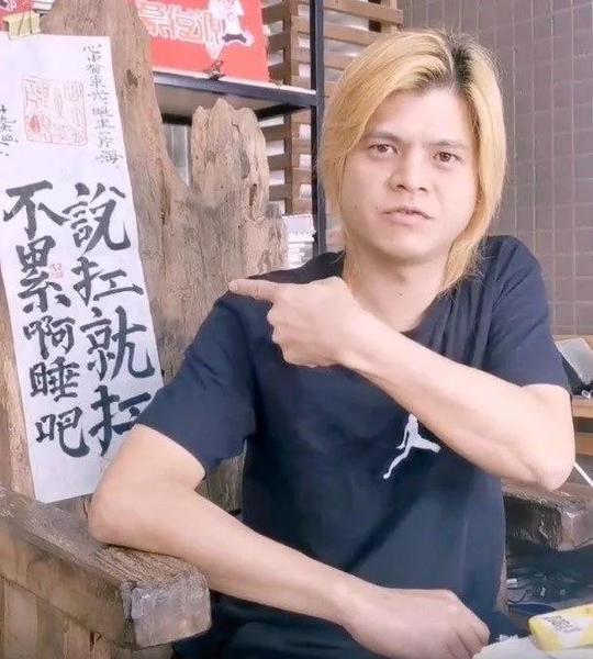 南宁罗志祥生财有道：借名气摆夜市做烧烤，生意好到忙不过来