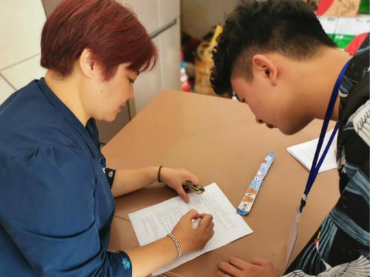 商学院创业职场协会暑期实践团调研一组赴孟公镇派发调查问卷
