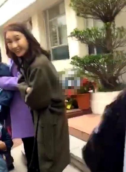 黎姿一家现身，64岁老公拄拐杖两鬓白发，和48岁黎姿似两辈人