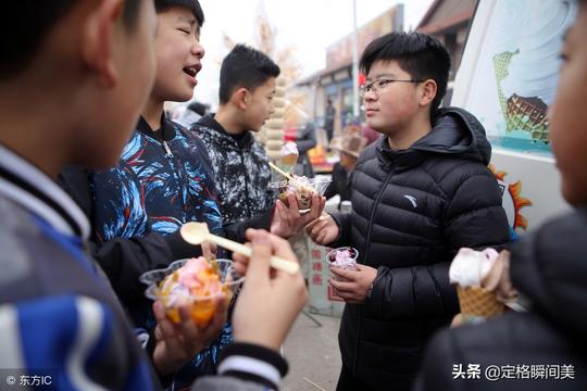 山东漂亮女孩庙会做冷门生意顾客络绎不绝生意火一天卖5000元