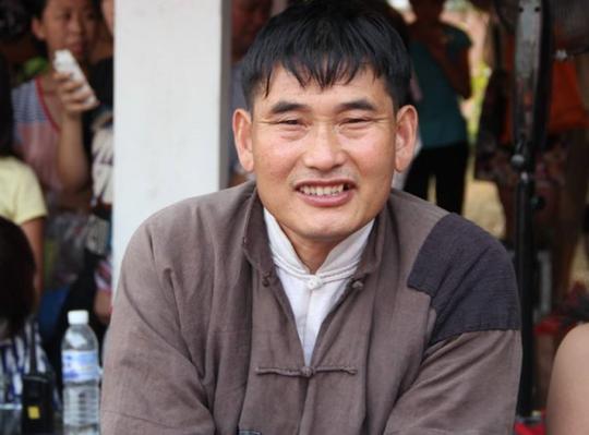 大衣哥捐款20万支援武汉，获网友一致称赞，村民的回应却让人心寒