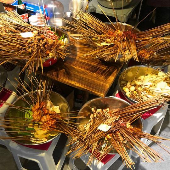 这家老居民楼里的油炸串，先卤后炸真够味，顾客：老板，加串