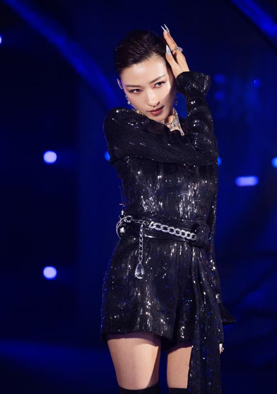 宁静黑唇魔女霸气开场！张雨绮穿"貂"辣眼？吴昕一字马绝美逆袭