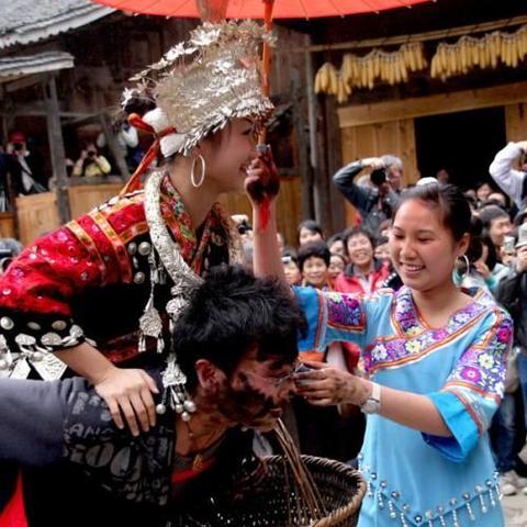 钦州灵山烟墩镇到钦州灵山太平镇要坐多久车?有多少公里路？