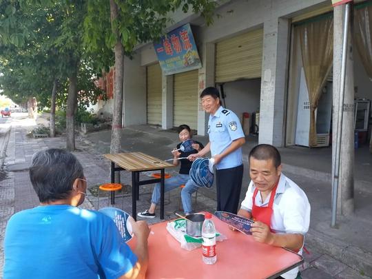 “六律八凡心中念，骗术再高成功难”兴平民警创作顺口溜走街串巷开展防范电信网络诈骗宣传