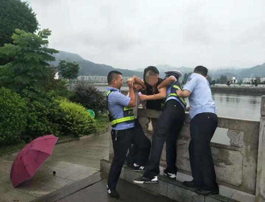 机智！郧西交警安保途中救下欲跳河轻生八旬老太