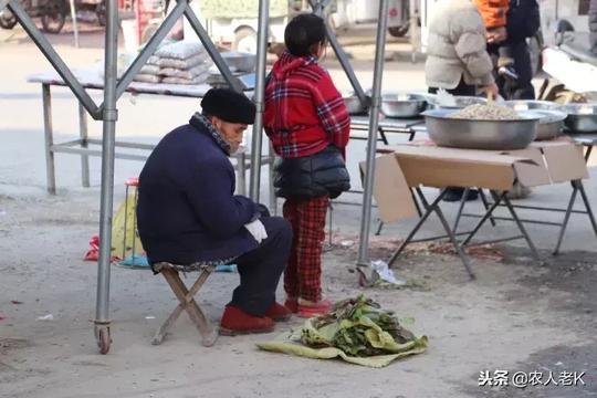 在农村有这样一群老人，他们衣食无忧，却为何还要摆摊赚钱？