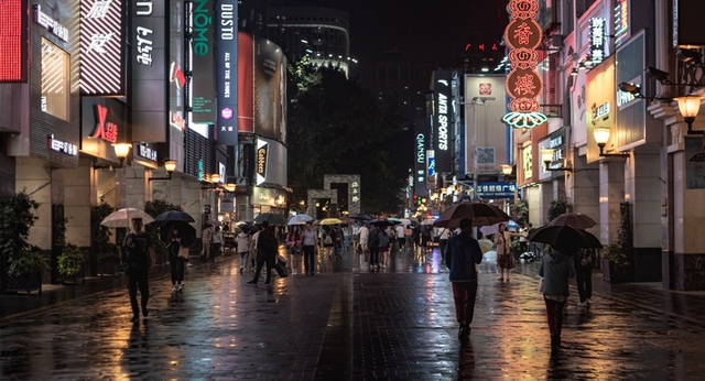 夜晚的广州,多少人会在雨幕中选择“离开”